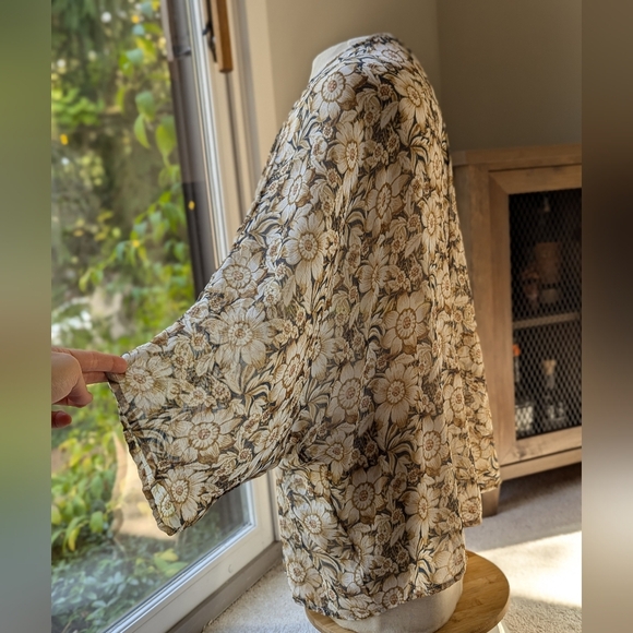 American Eagle Floral Kimono - Picture 8 of 12